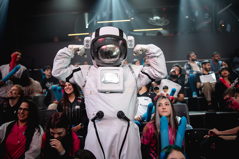 In the photo, the intrepid fans (INTZ)