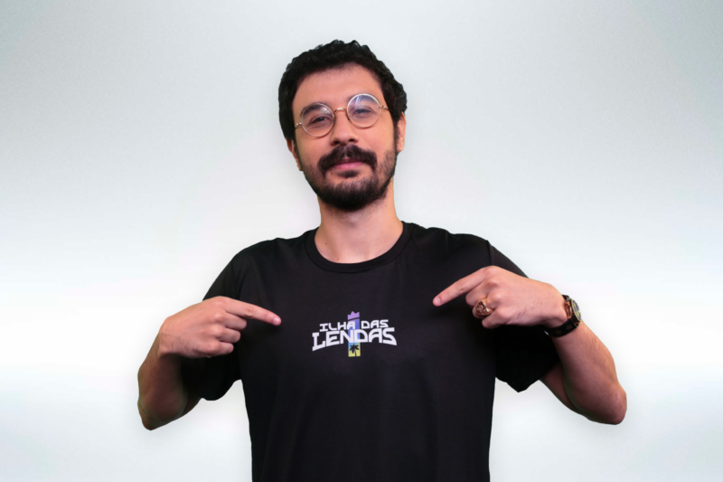 In the photo, Revolta former player and Streamer being announced as the new member of Ilha das Lendas