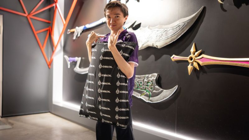 In the photo is Toucouille and his iconic CBLOL cushion